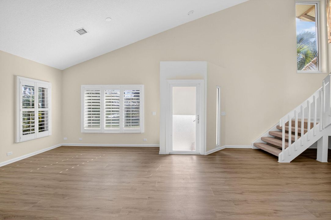 出租: $5,600 (3 贝兹, 2 浴室, 2152 平方英尺)