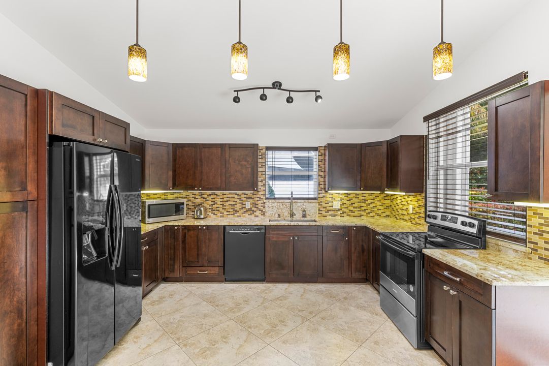 出租: $3,000 (4 贝兹, 2 浴室, 1577 平方英尺)