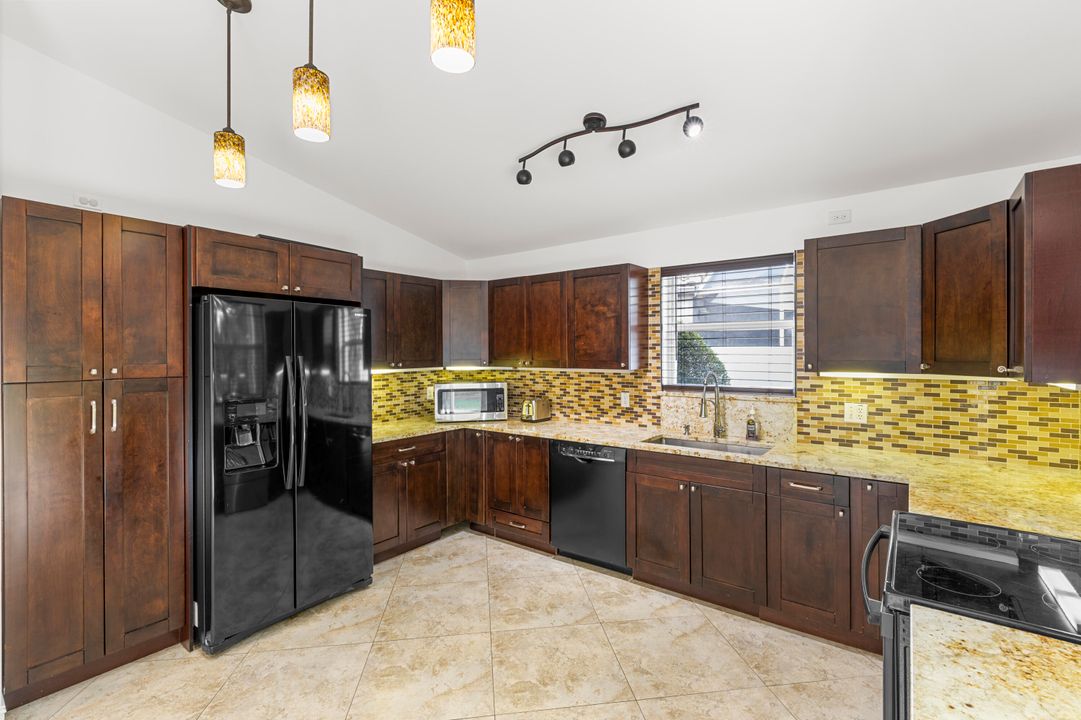 出租: $3,000 (4 贝兹, 2 浴室, 1577 平方英尺)