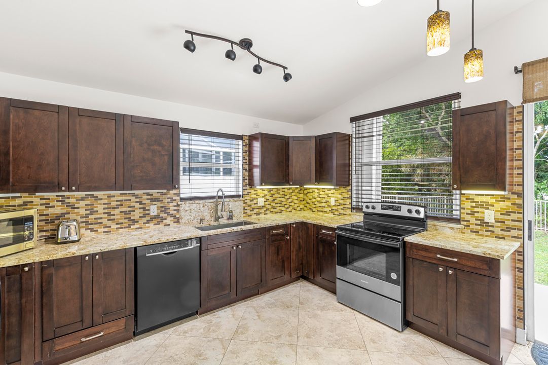 出租: $3,000 (4 贝兹, 2 浴室, 1577 平方英尺)