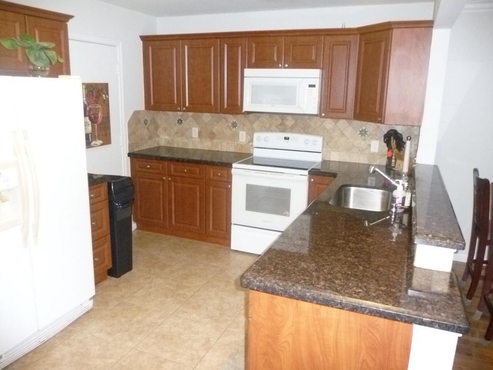 For Rent: $1,700 (1 beds, 1 baths, 960 Square Feet)