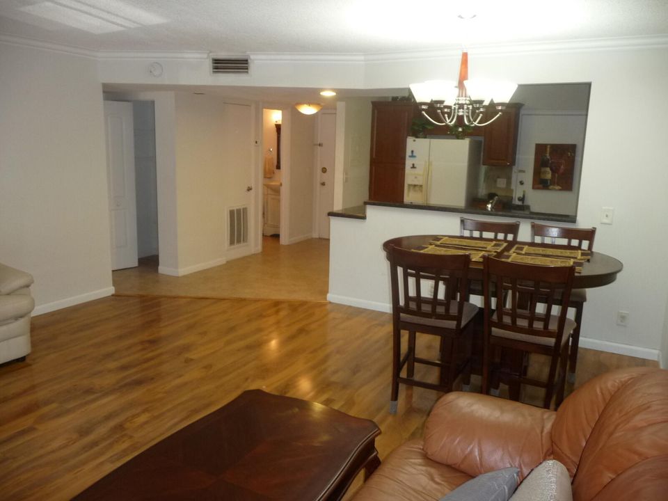 For Rent: $1,700 (1 beds, 1 baths, 960 Square Feet)