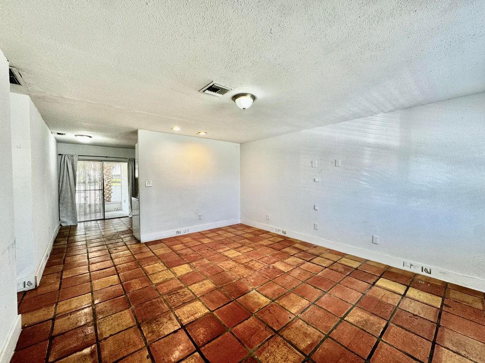 For Sale: $279,000 (2 beds, 2 baths, 960 Square Feet)