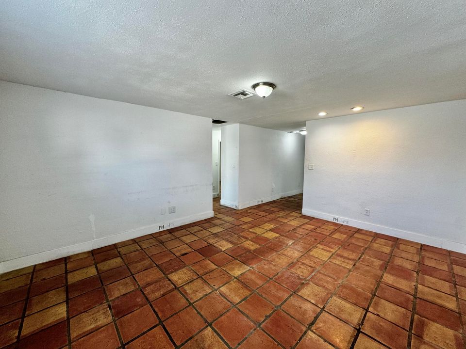 For Sale: $279,000 (2 beds, 2 baths, 960 Square Feet)