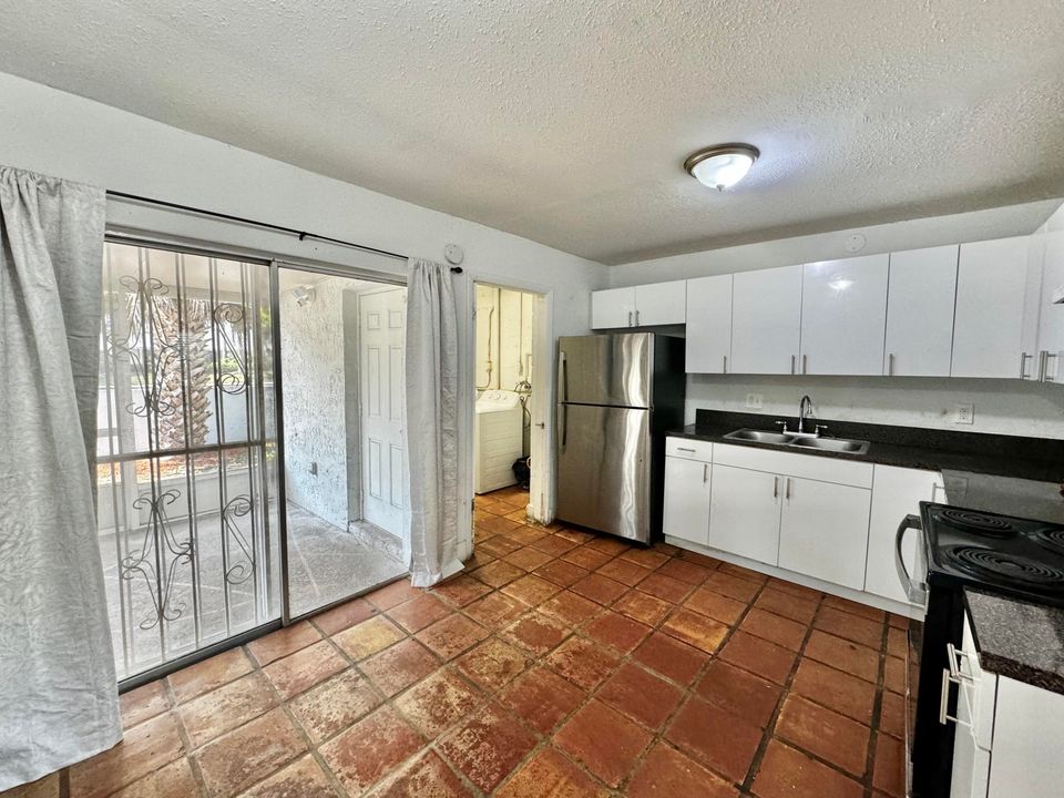 For Sale: $279,000 (2 beds, 2 baths, 960 Square Feet)