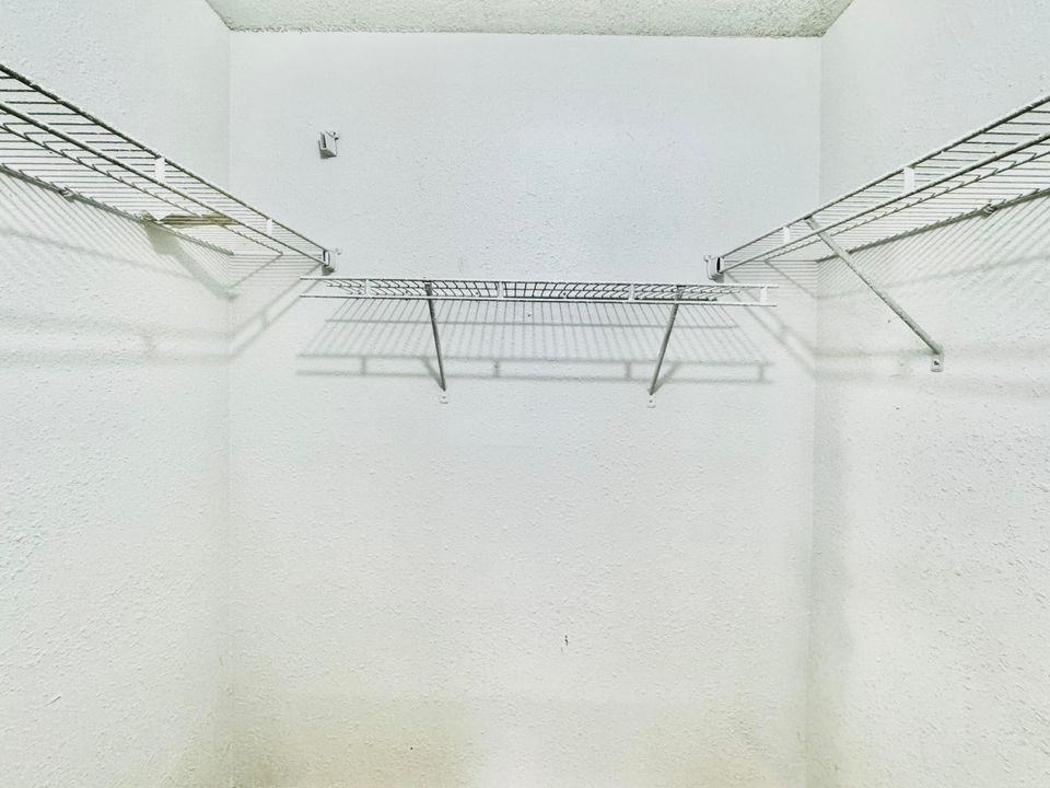 For Sale: $279,000 (2 beds, 2 baths, 960 Square Feet)