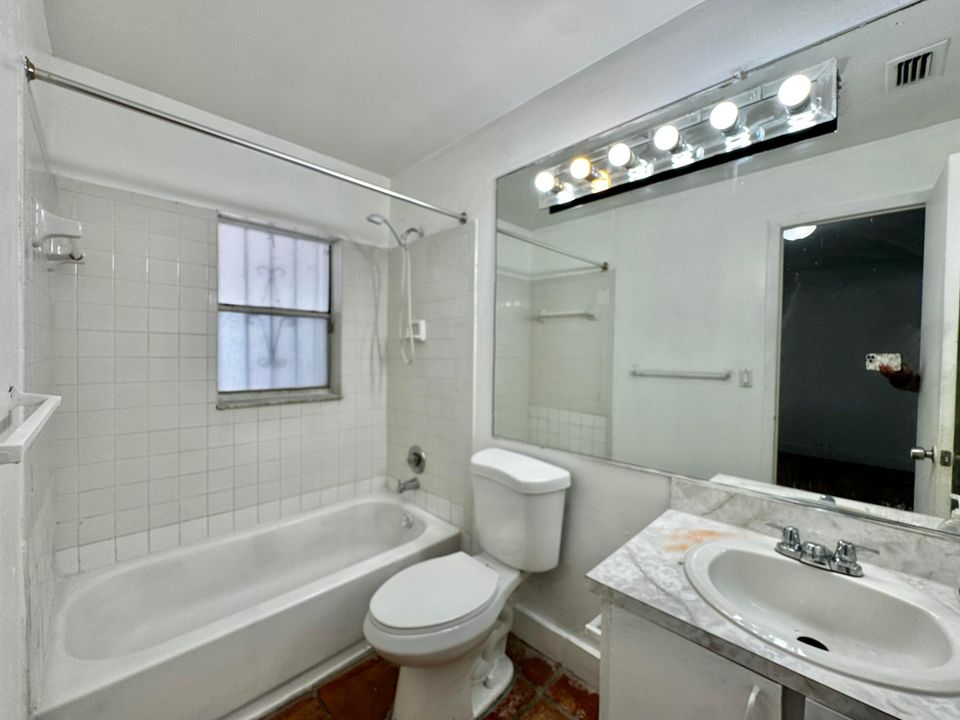 For Sale: $279,000 (2 beds, 2 baths, 960 Square Feet)