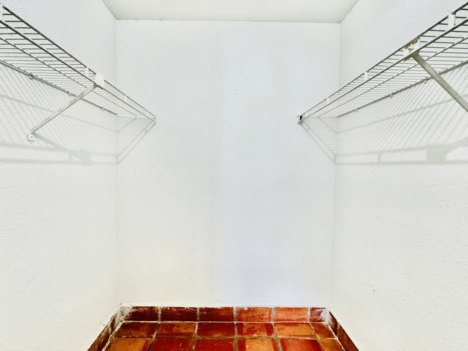 For Sale: $279,000 (2 beds, 2 baths, 960 Square Feet)