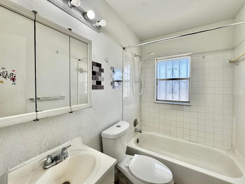 For Sale: $279,000 (2 beds, 2 baths, 960 Square Feet)