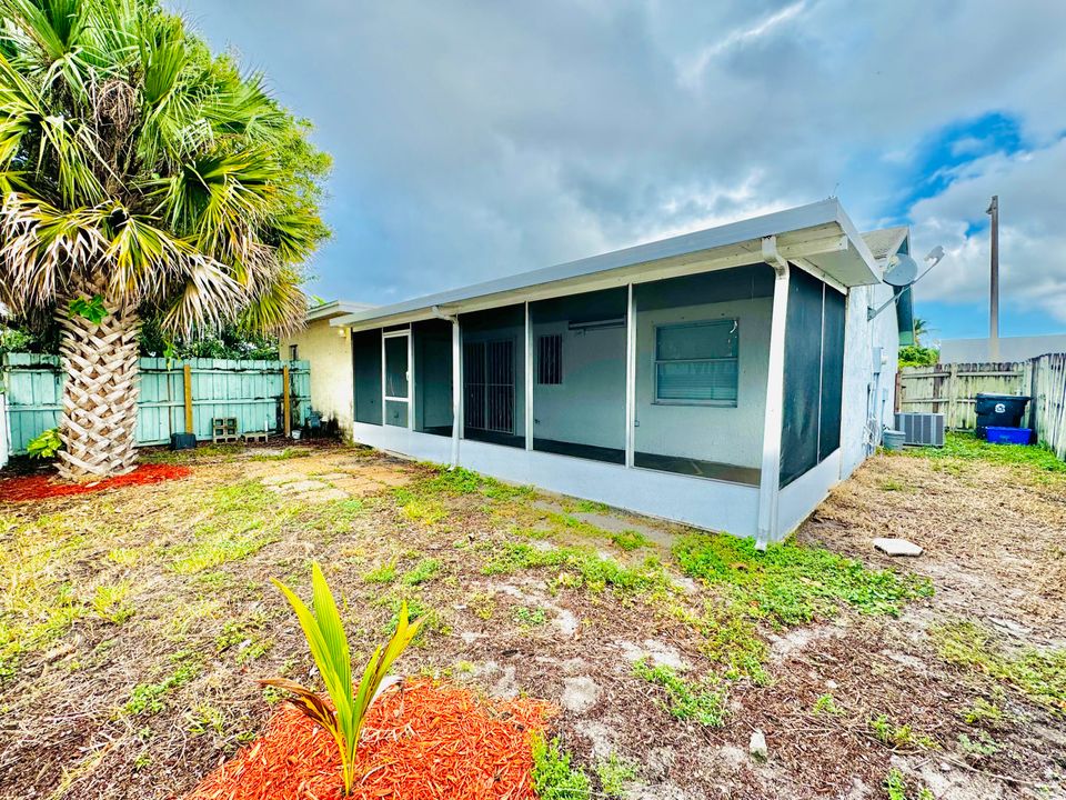 For Sale: $279,000 (2 beds, 2 baths, 960 Square Feet)