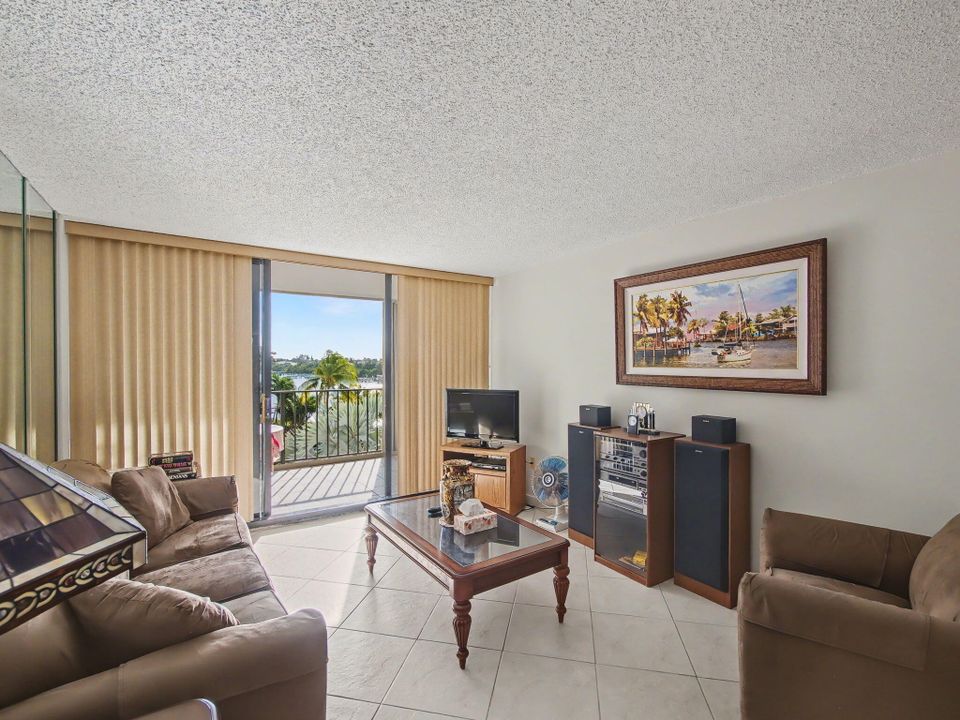 For Rent: $4,000 (2 beds, 2 baths, 1053 Square Feet)