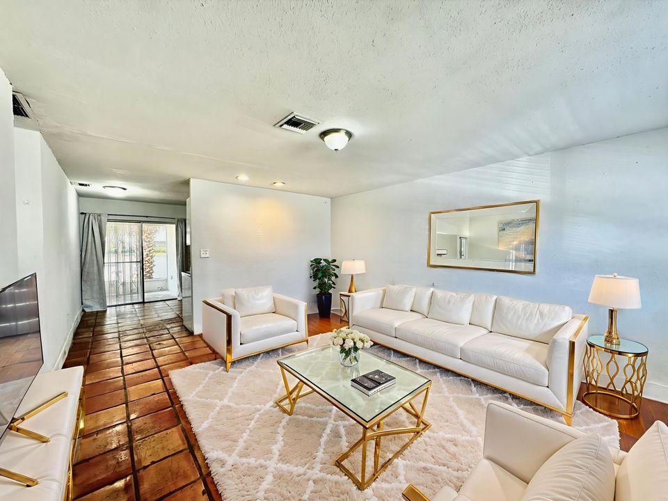 For Sale: $279,000 (2 beds, 2 baths, 960 Square Feet)