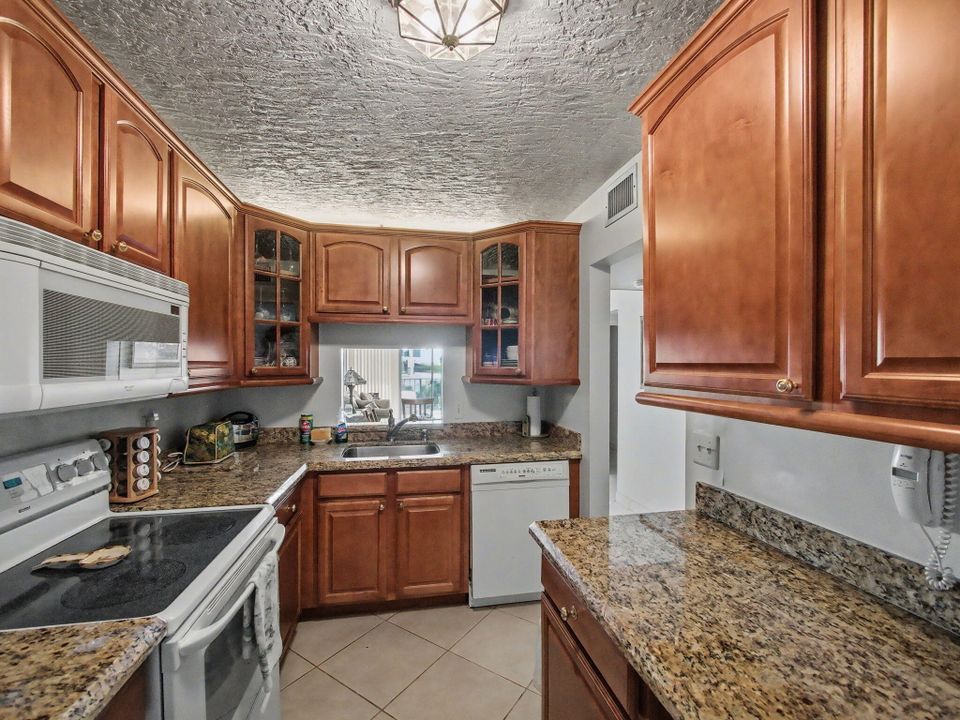 For Rent: $4,000 (2 beds, 2 baths, 1053 Square Feet)