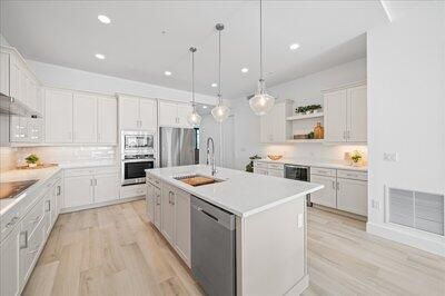 На продажу: $899,999 (3 спален, 3 ванн, 1917 Квадратных фут)