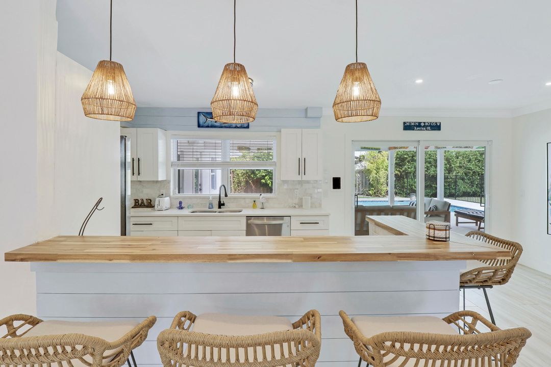 出租: $11,900 (4 贝兹, 2 浴室, 1649 平方英尺)