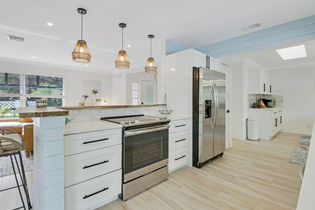 出租: $11,900 (4 贝兹, 2 浴室, 1649 平方英尺)