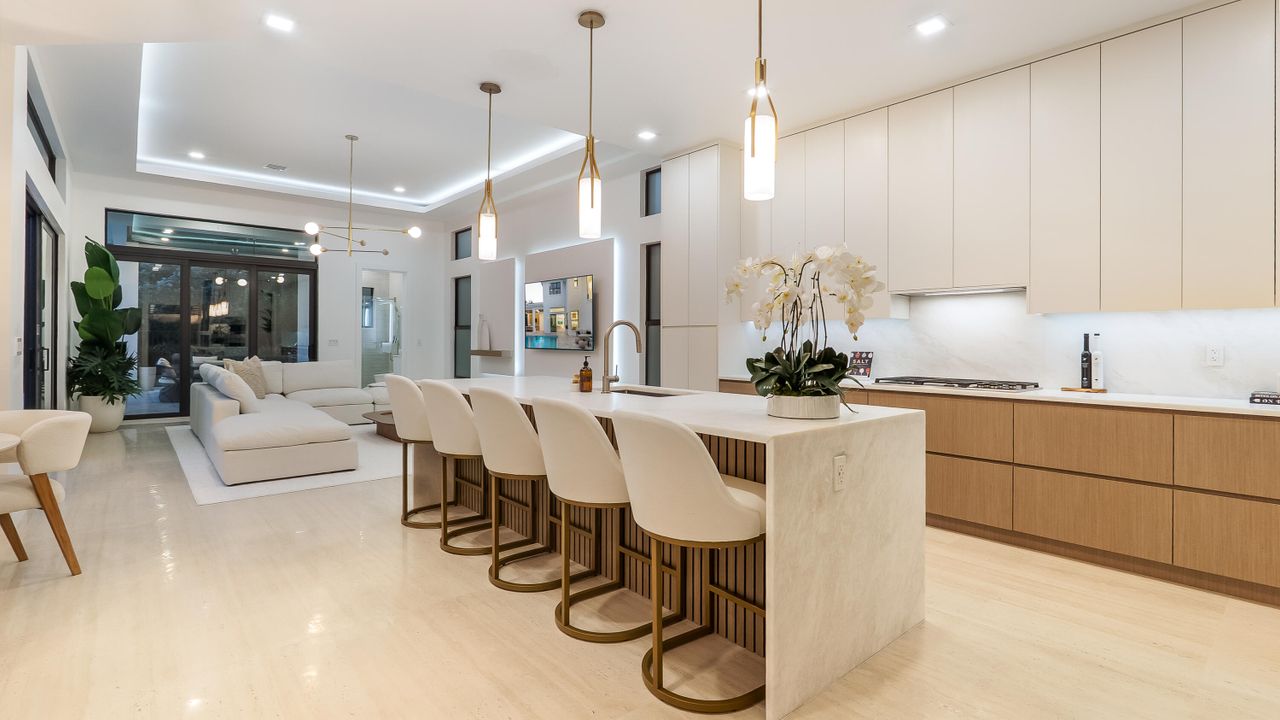 For Rent: $40,000 (6 beds, 7 baths, 5521 Square Feet)