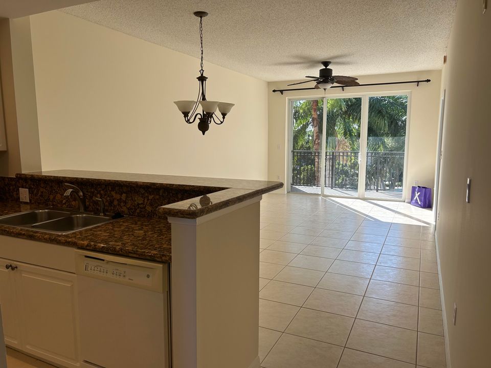 For Rent: $2,400 (2 beds, 2 baths, 1081 Square Feet)