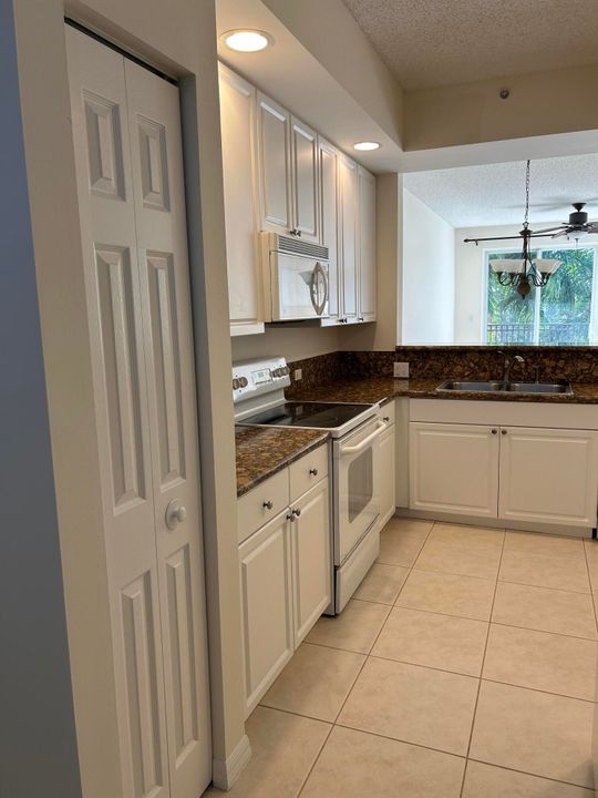 For Rent: $2,400 (2 beds, 2 baths, 1081 Square Feet)