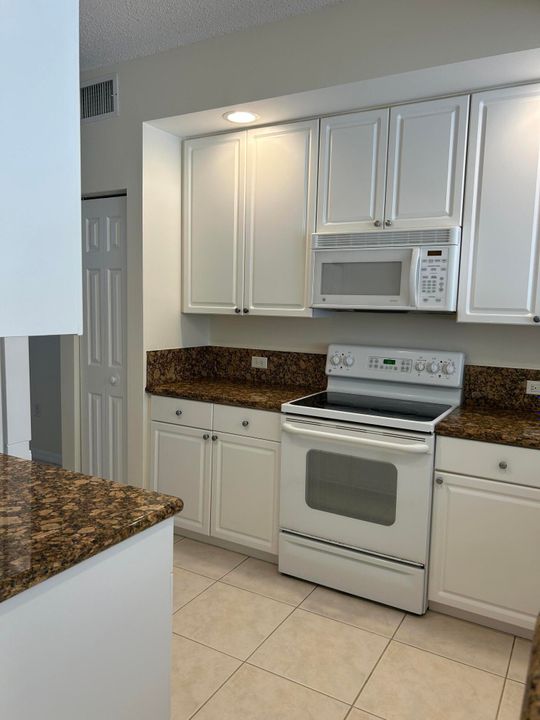 For Rent: $2,400 (2 beds, 2 baths, 1081 Square Feet)