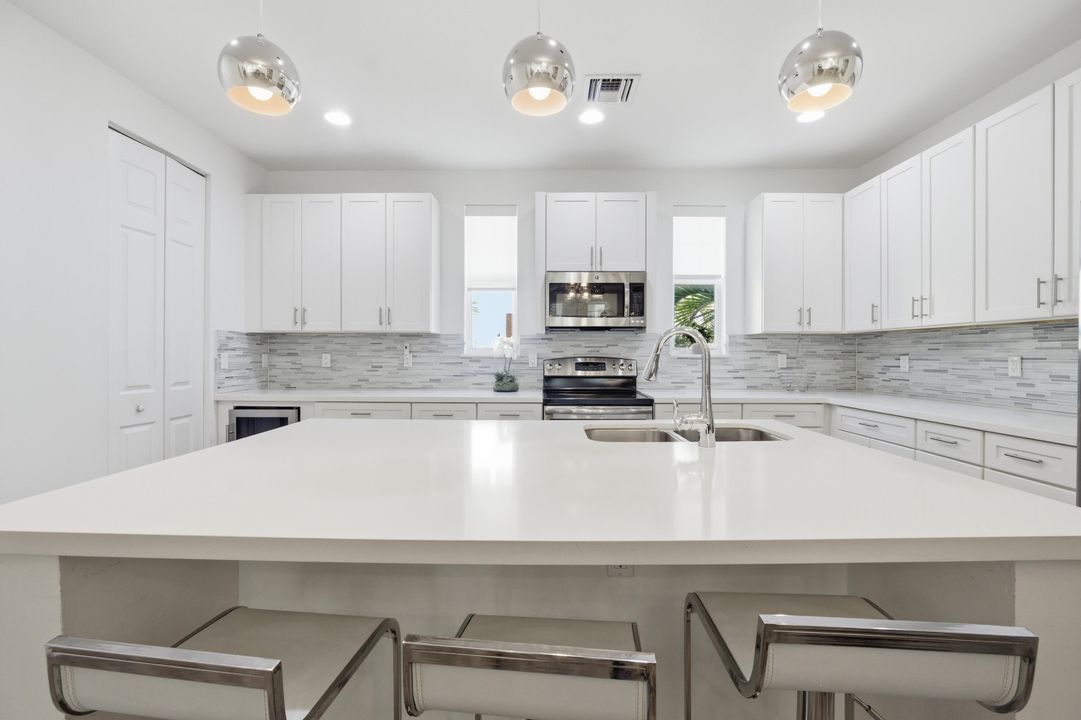 В аренду: $5,500 (3 спален, 3 ванн, 1828 Квадратных фут)