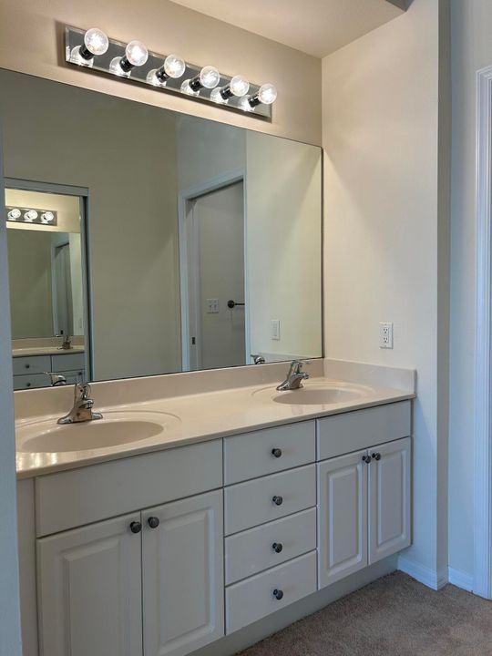 For Rent: $2,400 (2 beds, 2 baths, 1081 Square Feet)