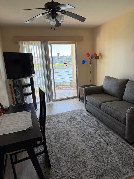 For Rent: $1,600 (2 beds, 1 baths, 861 Square Feet)