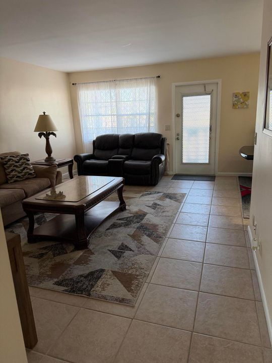 For Rent: $1,600 (2 beds, 1 baths, 861 Square Feet)