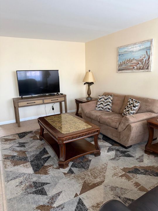 For Rent: $1,600 (2 beds, 1 baths, 861 Square Feet)