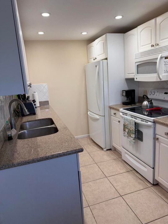 For Rent: $1,600 (2 beds, 1 baths, 861 Square Feet)