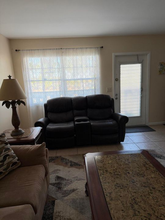 For Rent: $1,600 (2 beds, 1 baths, 861 Square Feet)