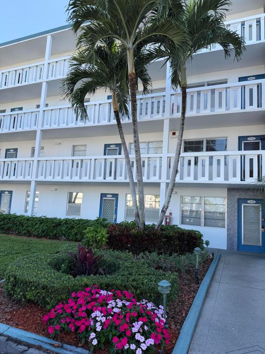 For Rent: $1,600 (2 beds, 1 baths, 861 Square Feet)