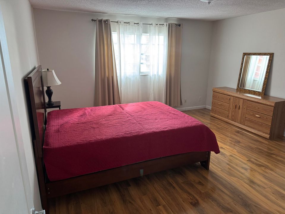 For Rent: $1,700 (1 beds, 1 baths, 960 Square Feet)