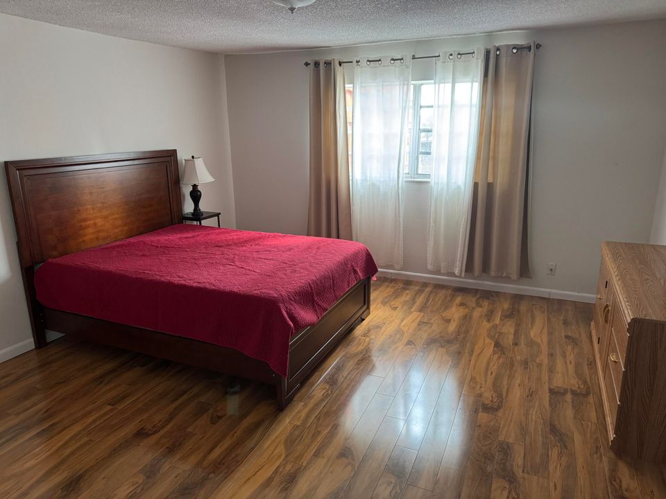 For Rent: $1,700 (1 beds, 1 baths, 960 Square Feet)