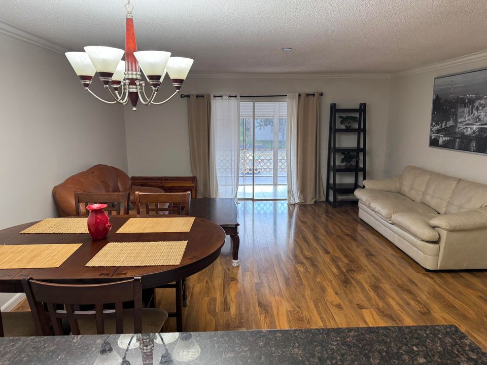 For Rent: $1,700 (1 beds, 1 baths, 960 Square Feet)