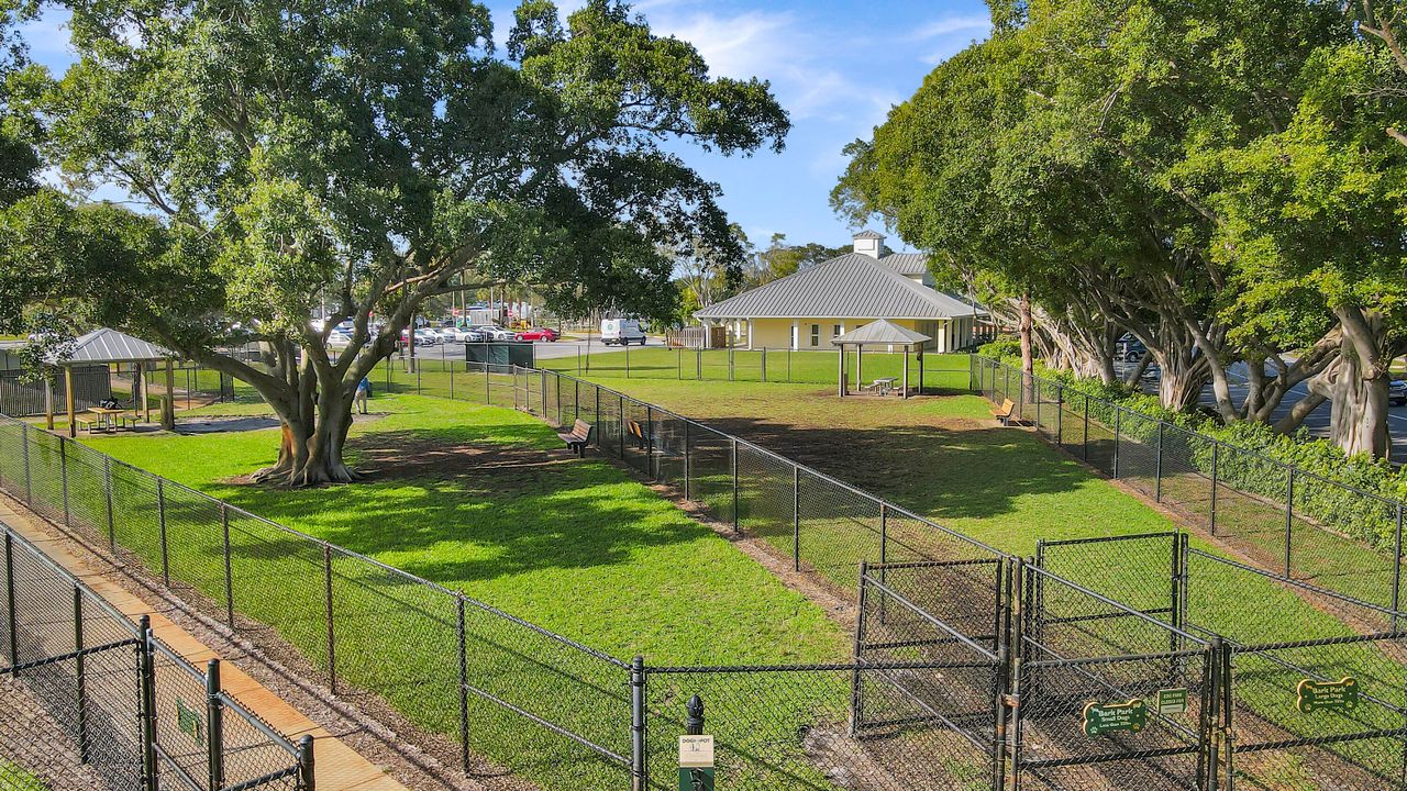 На продажу: $1,050,000 (4 спален, 2 ванн, 1844 Квадратных фут)