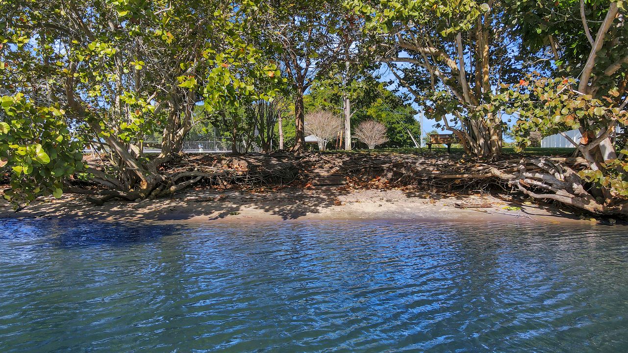 На продажу: $1,050,000 (4 спален, 2 ванн, 1844 Квадратных фут)