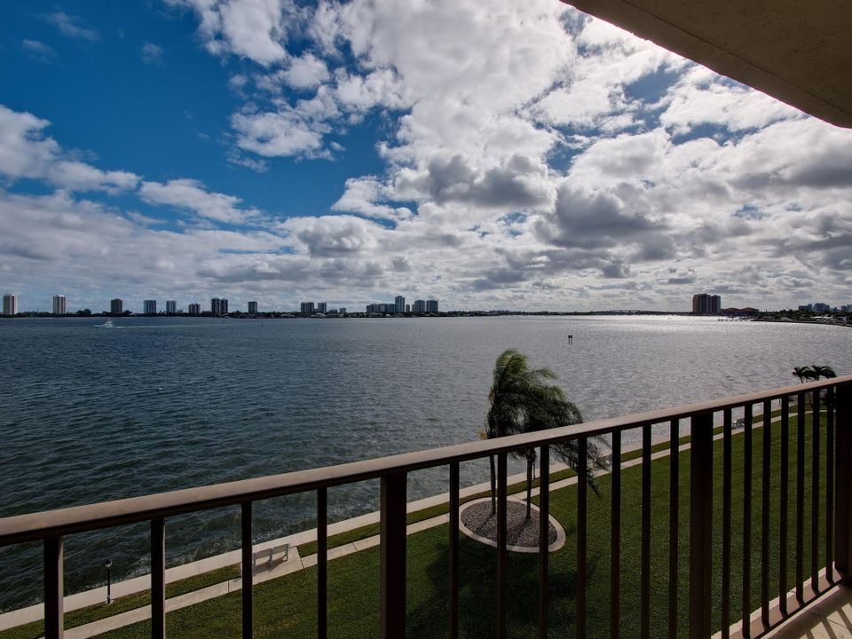 For Sale: $399,900 (2 beds, 2 baths, 1440 Square Feet)