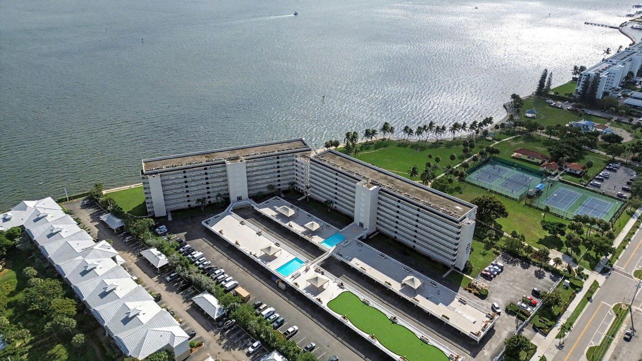 For Sale: $399,900 (2 beds, 2 baths, 1440 Square Feet)