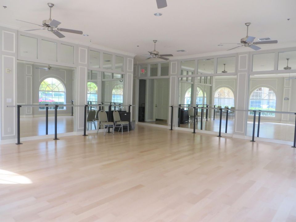 For Sale: $489,900 (2 beds, 2 baths, 2211 Square Feet)