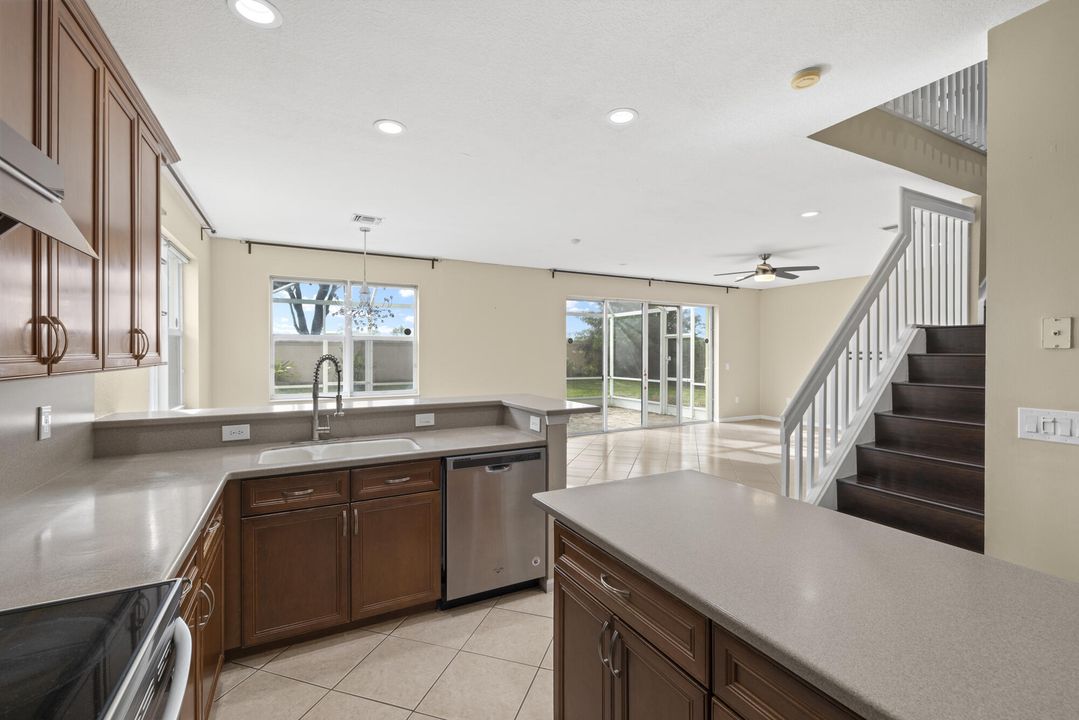 На продажу: $825,000 (6 спален, 4 ванн, 3257 Квадратных фут)