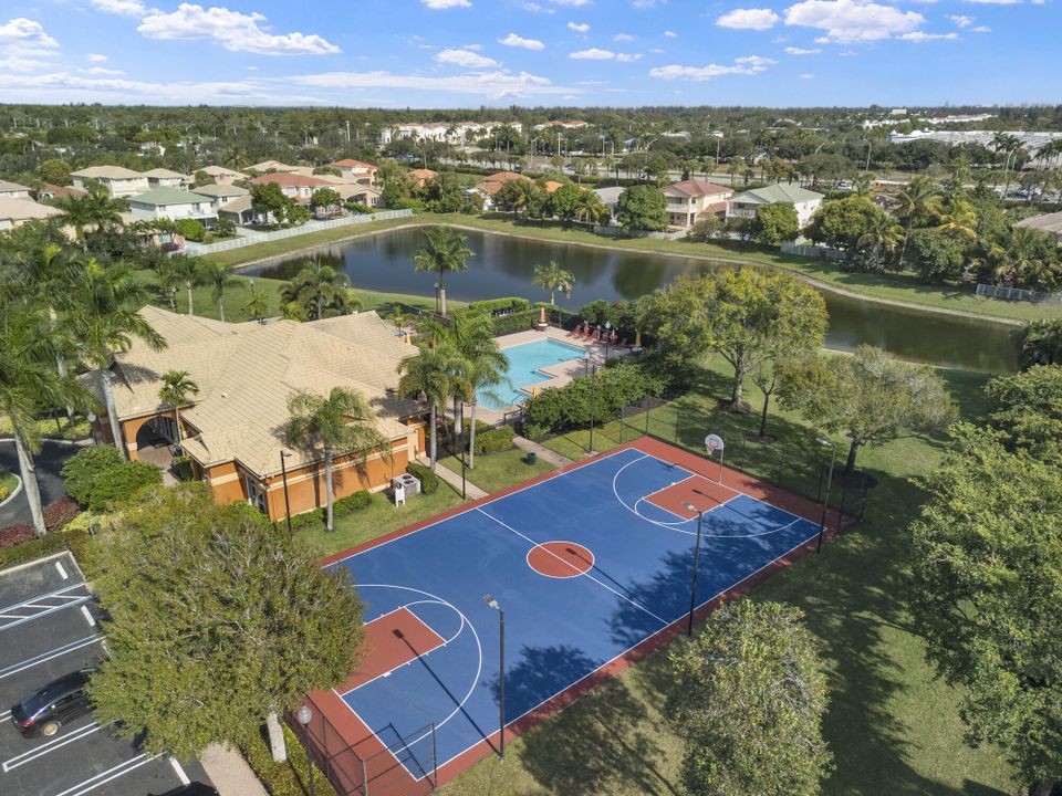 На продажу: $825,000 (6 спален, 4 ванн, 3257 Квадратных фут)