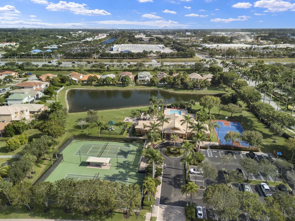 На продажу: $825,000 (6 спален, 4 ванн, 3257 Квадратных фут)