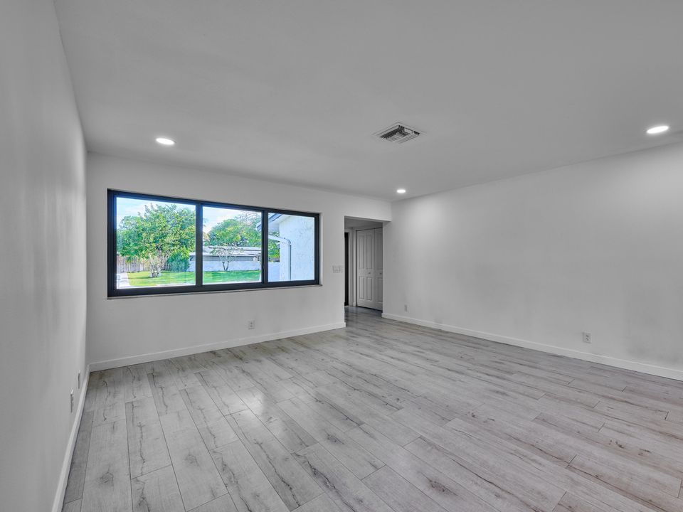 For Sale: $495,000 (3 beds, 2 baths, 1701 Square Feet)