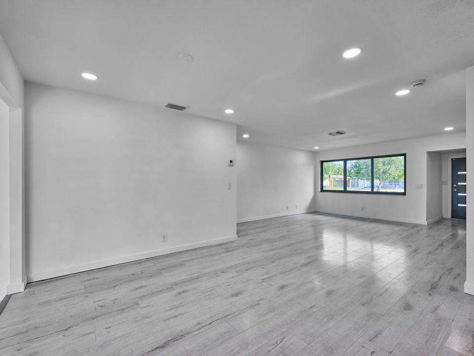 For Sale: $495,000 (3 beds, 2 baths, 1701 Square Feet)