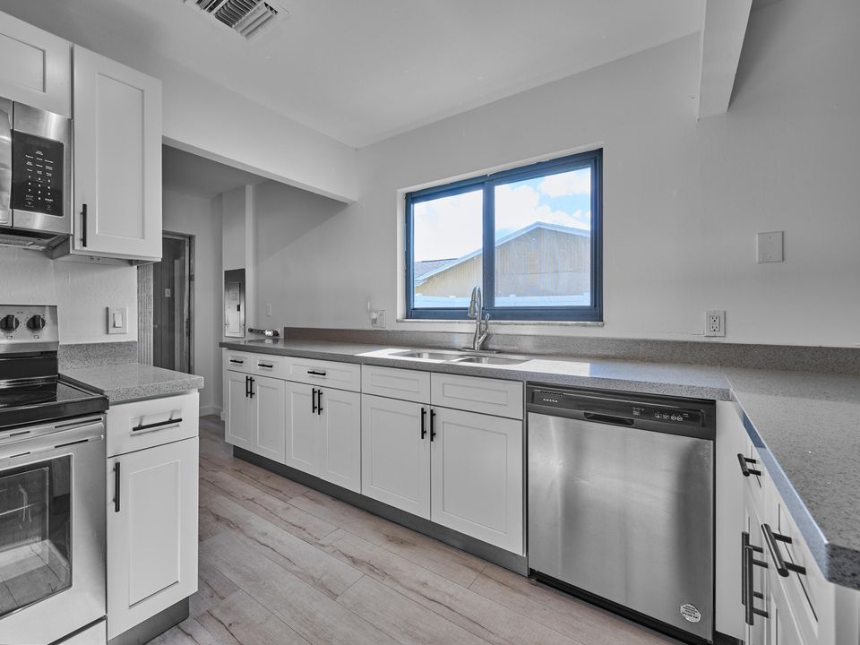 For Sale: $495,000 (3 beds, 2 baths, 1701 Square Feet)