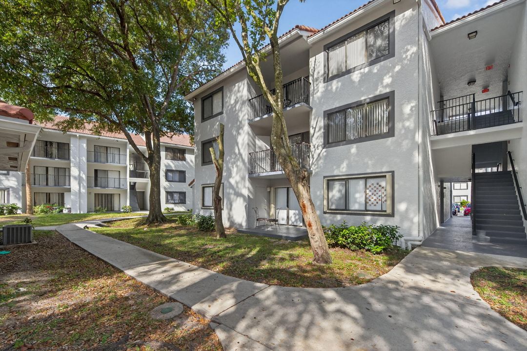 For Sale: $230,000 (2 beds, 2 baths, 986 Square Feet)