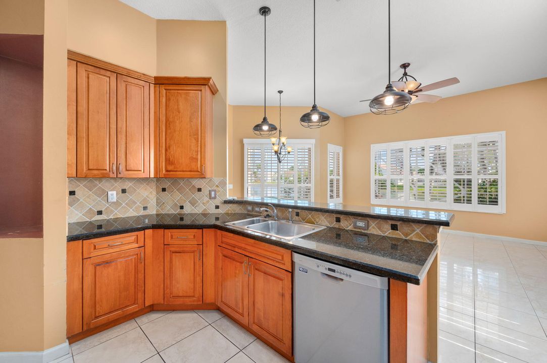 For Sale: $489,900 (2 beds, 2 baths, 2211 Square Feet)