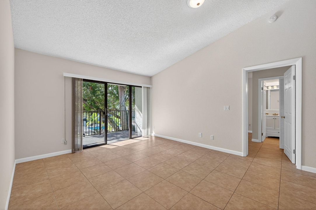 For Sale: $230,000 (2 beds, 2 baths, 986 Square Feet)