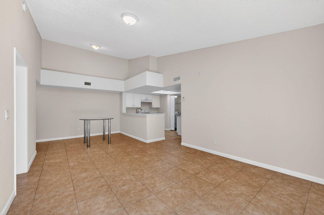 For Sale: $230,000 (2 beds, 2 baths, 986 Square Feet)